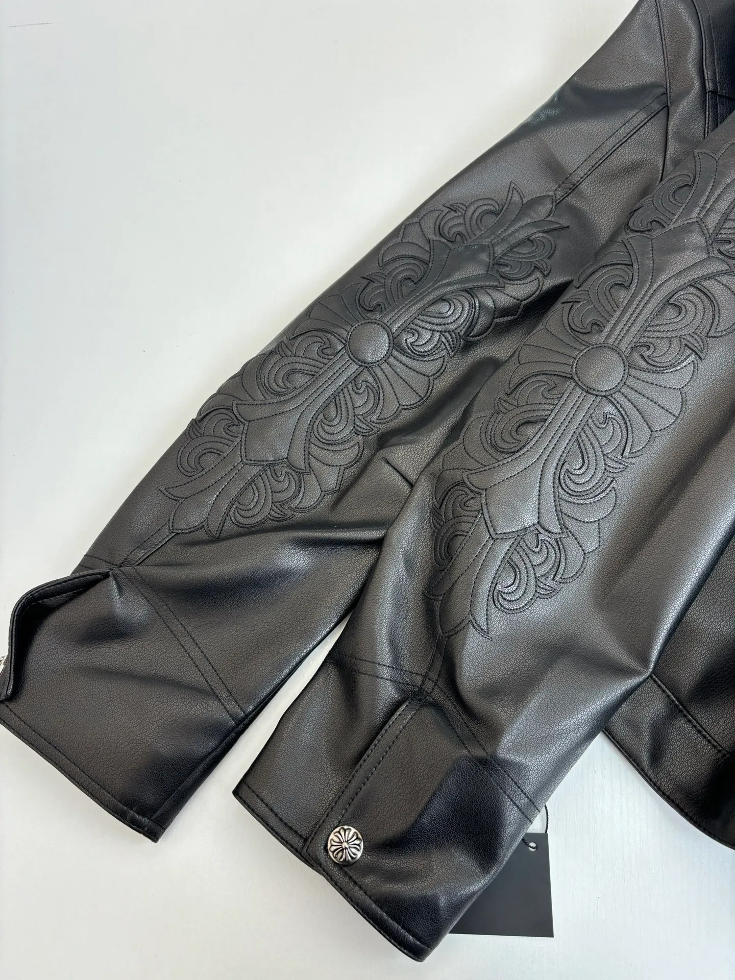 P850 Chrome Heart*/Chrome Heart 24SS CH double-sleeved flame vine embroidered leather jacket Originally purchased for 84,300, the fabric is custom-woven using black pebbled composite two-layer sheepskin material, custom-made silk jacquard logo lining, embroidery is processed using TAJIMA machine, appliqué embroidery technology, back imported template machine shape, customized genuine leather trademark, customized genuine leather size, customized 5.8cm metal logo mark, customized 18mm four-button buckle, customized 18mm two-button button, a full set of three-label accessories, exclusively produced.  Size：S/M/L